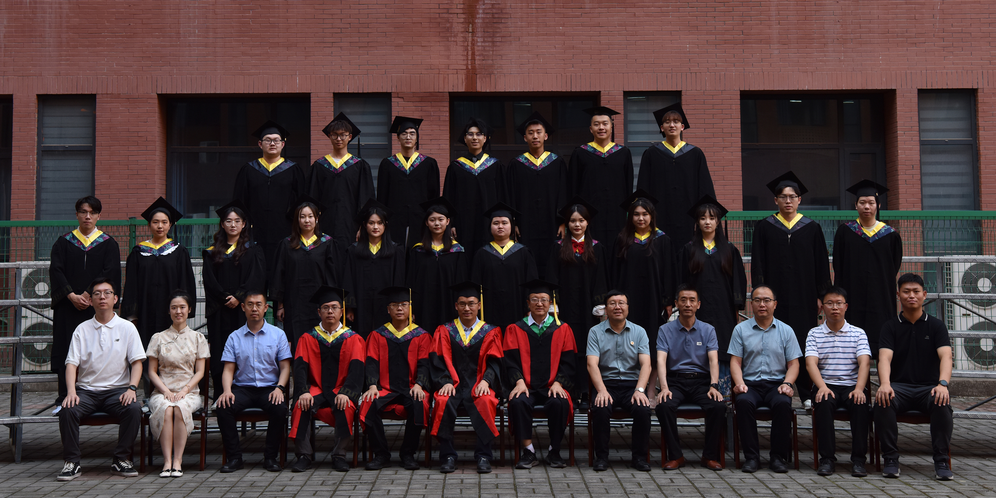 伟德BV1946官方网站2024届环境科学（中外合作办学）202班毕业留念.jpg