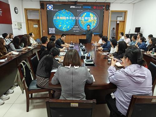 王淼啸研究员在做报告.jpg