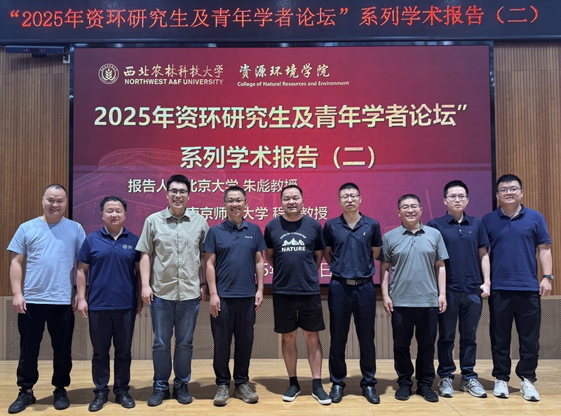 报告专家和参加报告会部分老师合影1.jpg