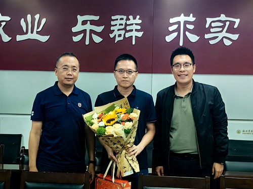 走访慰问梁旭军青年教授.jpg