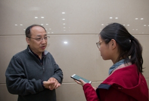 2e7dd45bfb9d47f6afae7a8fd0c70084.jpg 采访王振宇教授.jpg